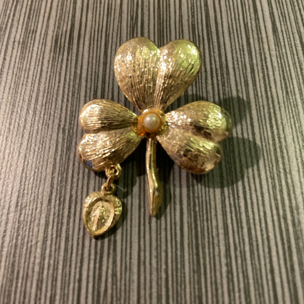 Vintage St. Patrick’s Day Shamrock Pin w Holy Virgin Mary Medal gold-tone